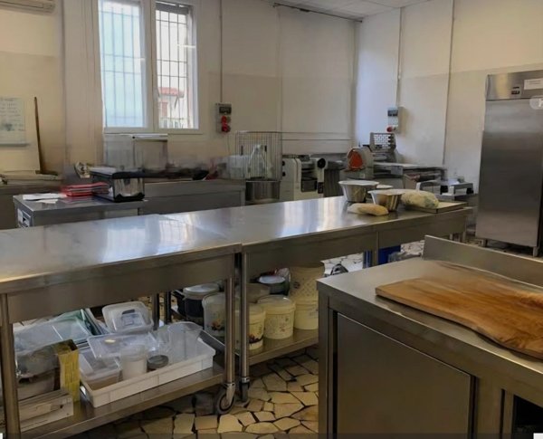 negozio in vendita a Carrara in zona Marina di Carrara