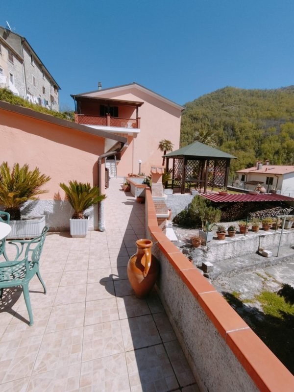 casa indipendente in vendita a Carrara in zona Colonnata