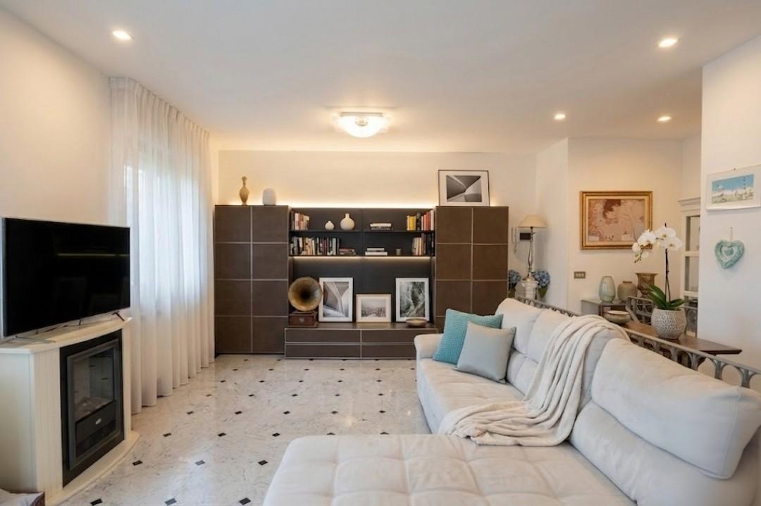 appartamento in vendita a Carrara in zona Marina di Carrara