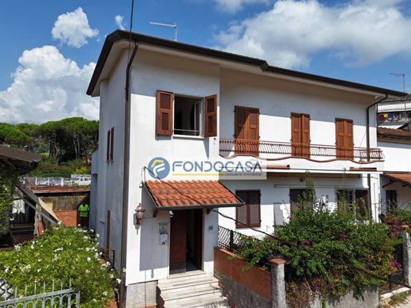 casa indipendente in vendita a Carrara