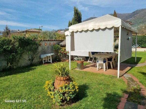 casa indipendente in vendita a Carrara in zona Fossone