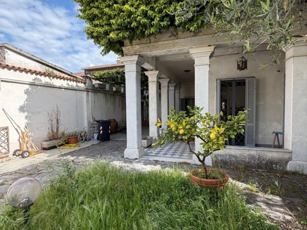 casa indipendente in vendita a Carrara in zona Marina di Carrara