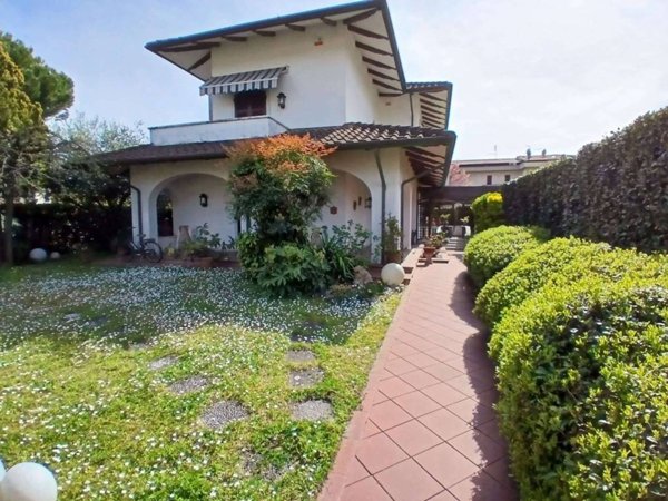 casa indipendente in vendita a Carrara in zona Marina di Carrara