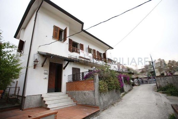 casa indipendente in vendita a Carrara in zona Nazzano