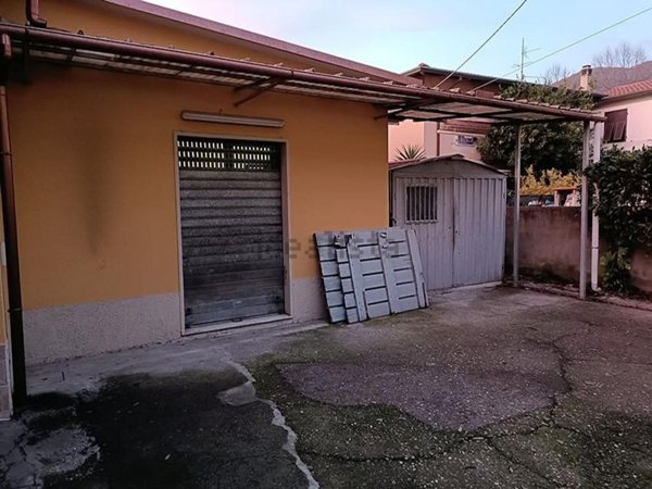 locale commerciale in vendita a Carrara in zona Fossone