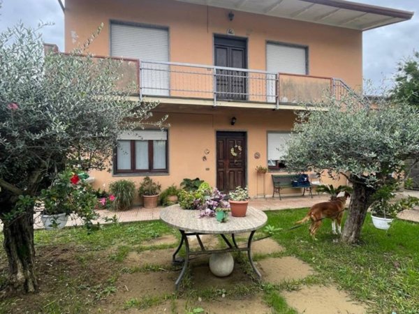 casa indipendente in vendita a Carrara in zona Fossone