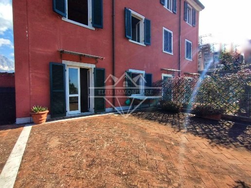 casa semindipendente in vendita a Carrara in zona Avenza