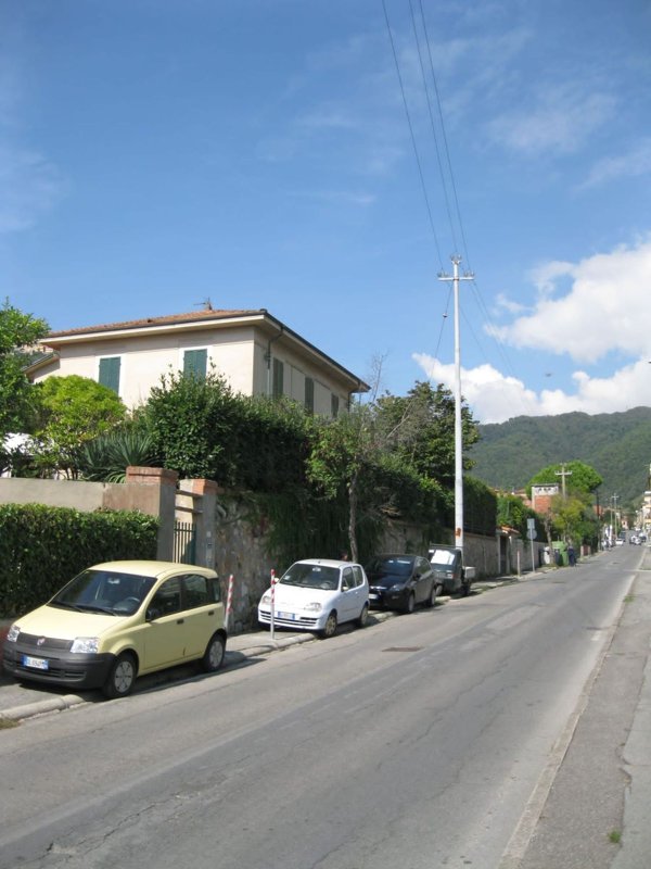 casa semindipendente in vendita a Carrara in zona Fossola