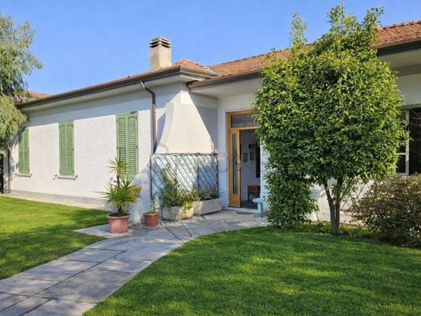 casa indipendente in vendita a Carrara in zona Avenza