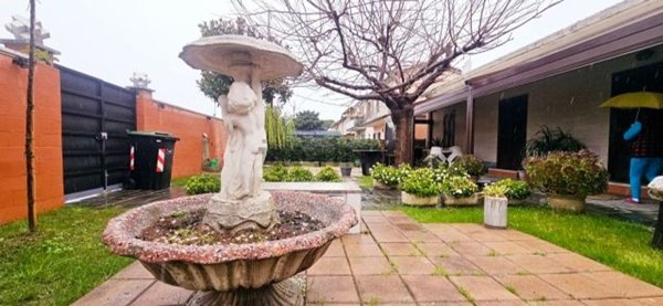 casa indipendente in vendita a Carrara