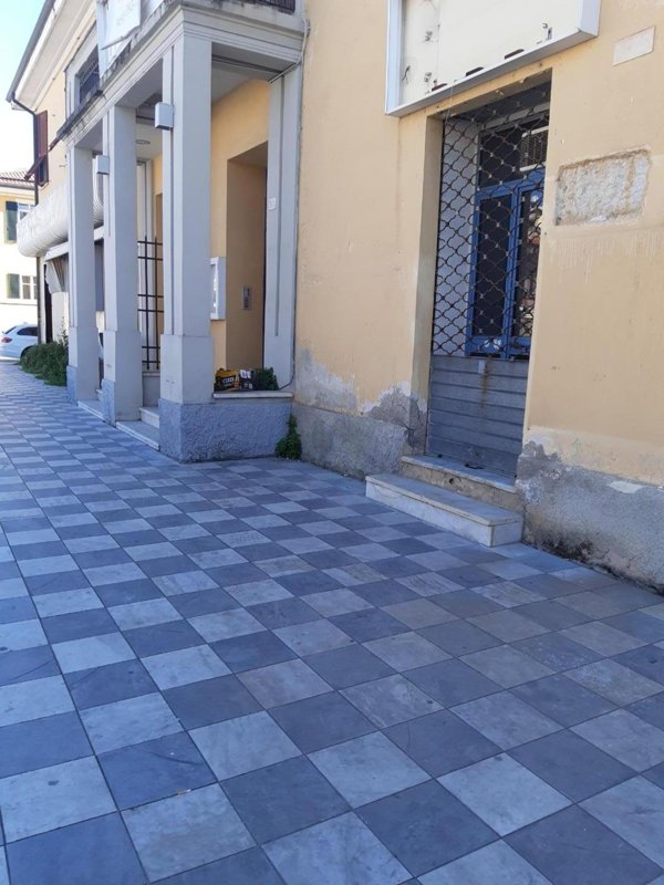 locale commerciale in vendita a Carrara in zona Marina di Carrara