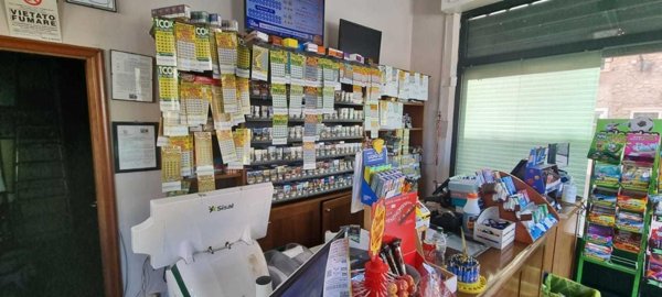 locale commerciale in vendita a Carrara in zona Avenza