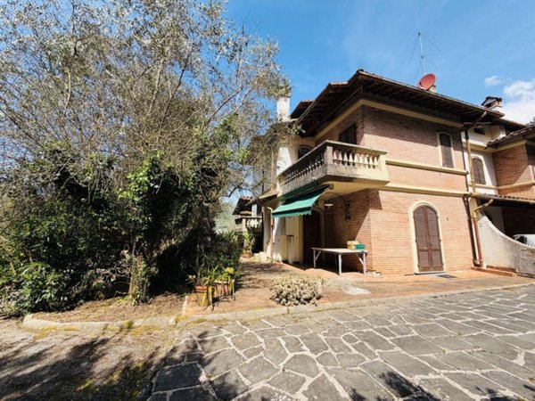 casa indipendente in vendita a Carrara in zona Centro Città