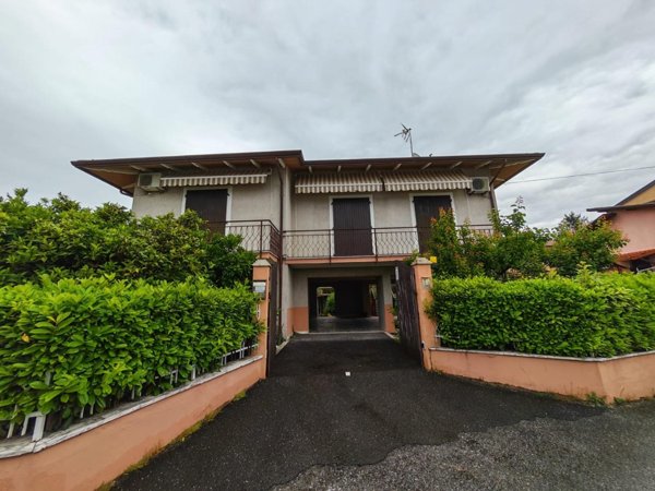casa indipendente in vendita a Carrara