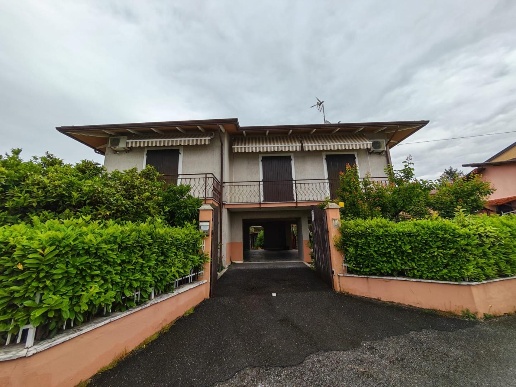 casa indipendente in vendita a Carrara