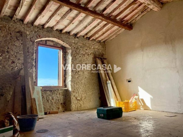 casa indipendente in vendita a Carrara in zona Avenza