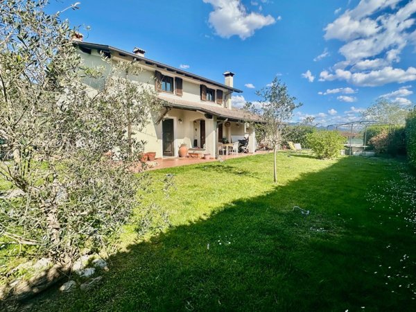 casa indipendente in vendita a Carrara in zona Fossone