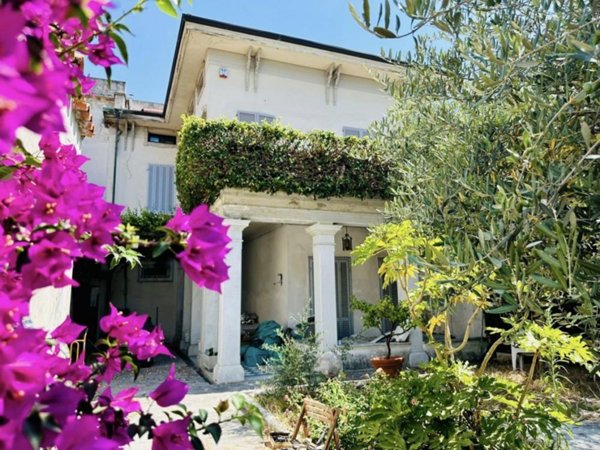 casa indipendente in vendita a Carrara in zona Marina di Carrara