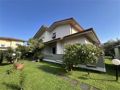 casa indipendente in vendita a Carrara