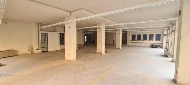 negozio in vendita a Carrara in zona Centro Città