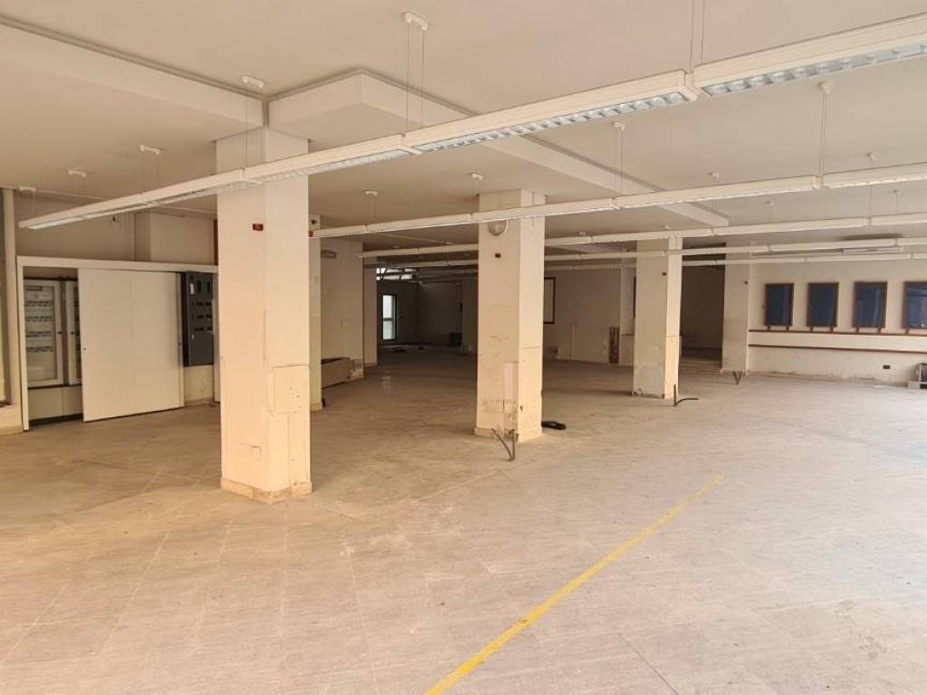 negozio in vendita a Carrara in zona Centro Città