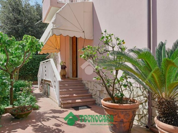 casa indipendente in vendita a Carrara in zona Marina di Carrara