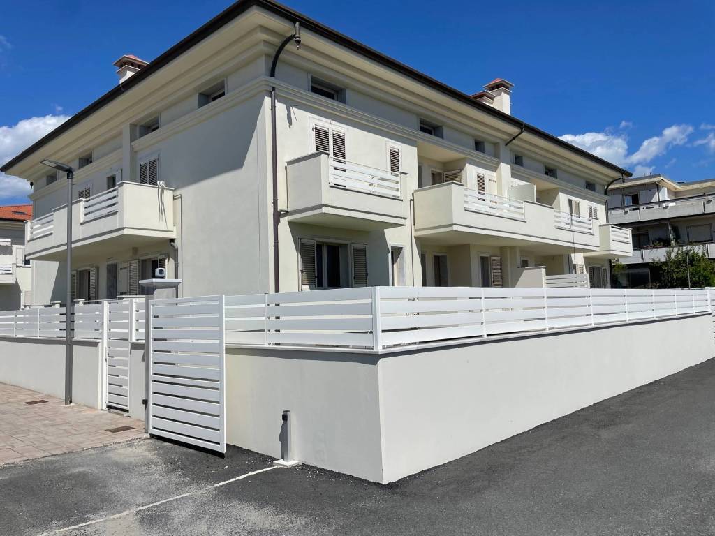 appartamento in vendita a Carrara in zona Marina di Carrara