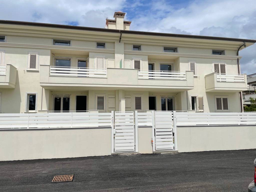 appartamento in vendita a Carrara in zona Marina di Carrara