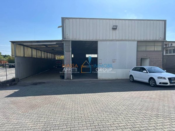 locale commerciale in vendita a Carrara in zona Avenza