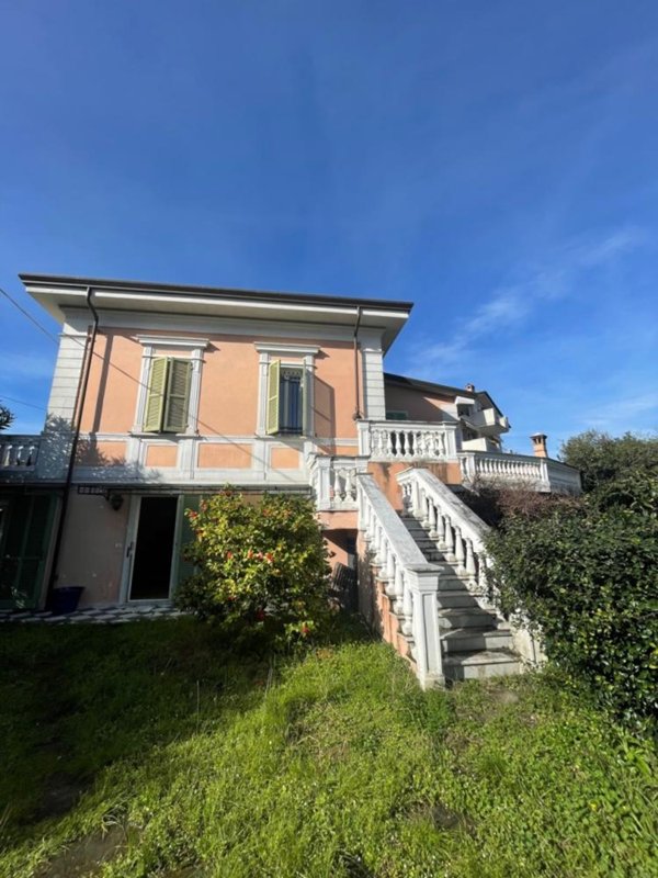 casa indipendente in vendita a Carrara