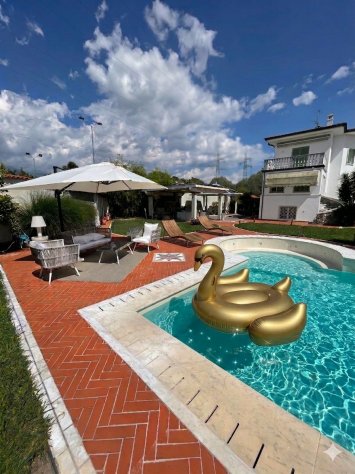 casa indipendente in vendita a Carrara in zona Avenza