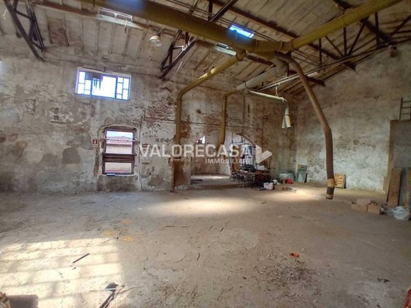 locale commerciale in vendita a Carrara