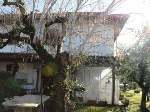 casa indipendente in vendita a Carrara in zona Stadio