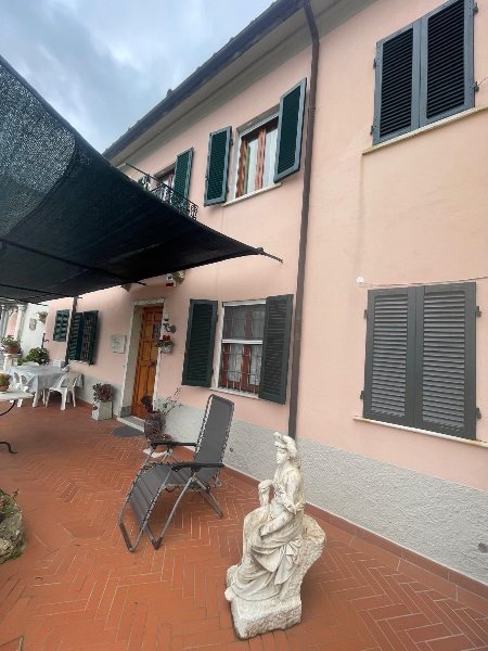 casa indipendente in vendita a Carrara in zona Fossola