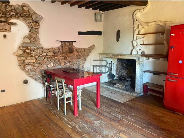casa indipendente in vendita a Carrara in zona Castelpoggio