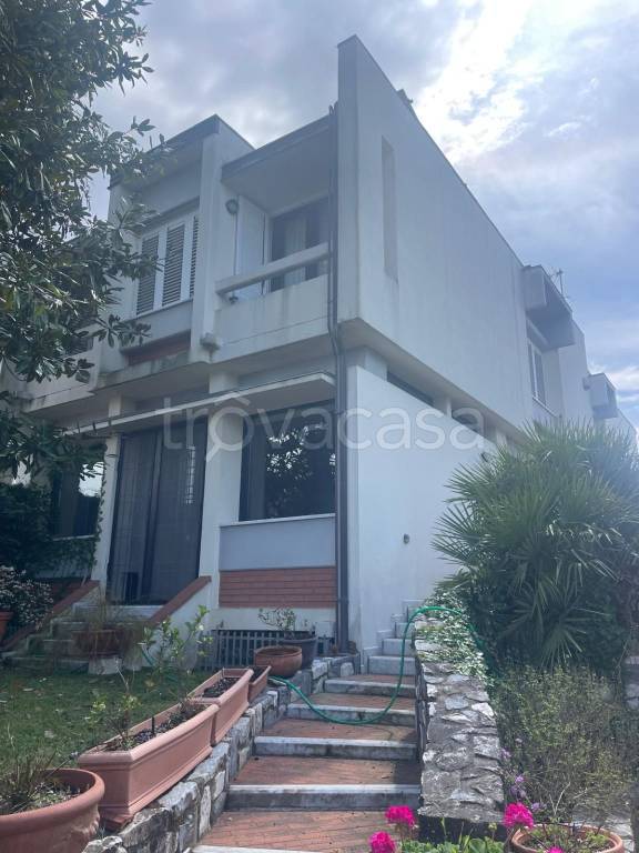 casa indipendente in vendita a Carrara in zona Marina di Carrara