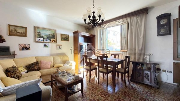 casa semindipendente in vendita a Carrara in zona Marina di Carrara