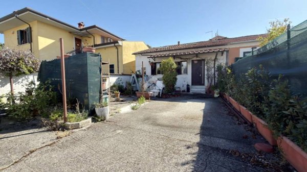 casa indipendente in vendita a Carrara in zona Marina di Carrara