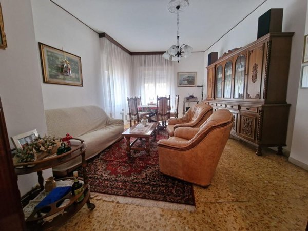appartamento in vendita a Carrara in zona Marina di Carrara
