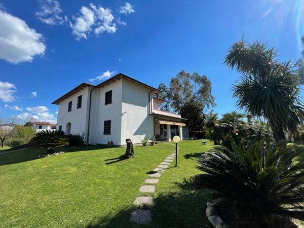 casa indipendente in vendita a Carrara in zona Marina di Carrara