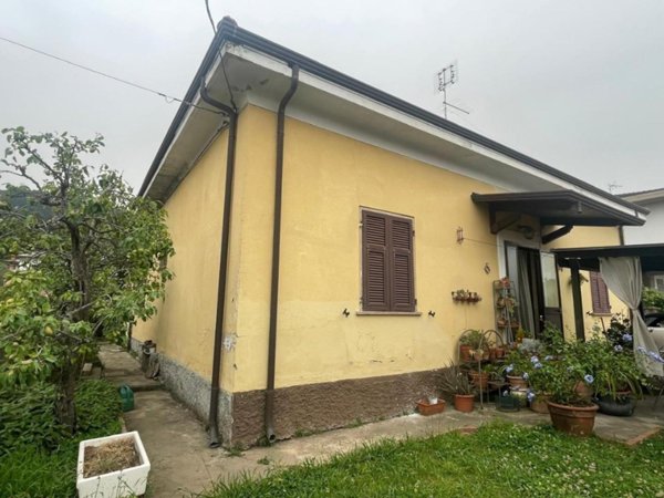 casa semindipendente in vendita a Carrara in zona Fossone