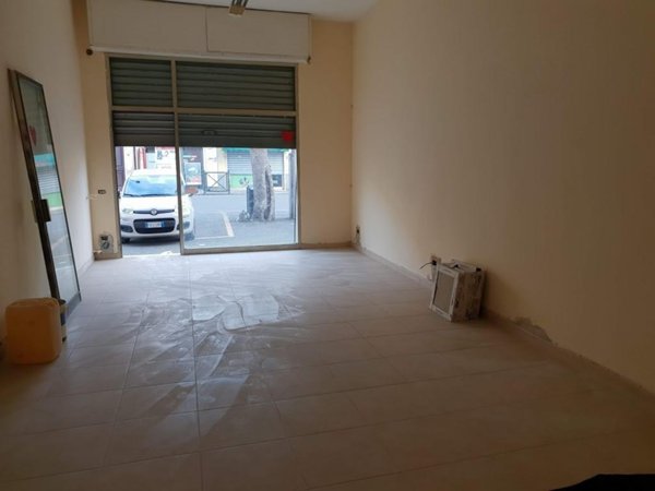 locale commerciale in vendita a Carrara in zona Avenza