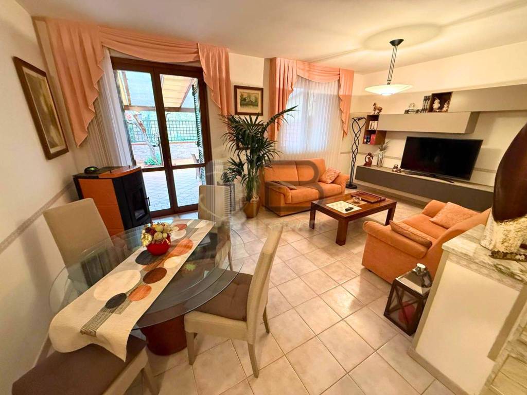 casa indipendente in vendita a Carrara in zona Marina di Carrara