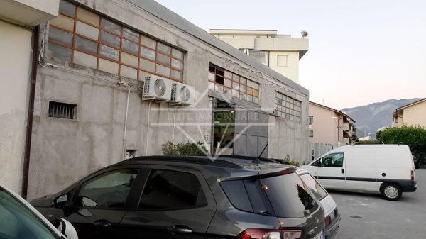 capannone in vendita a Carrara in zona Avenza