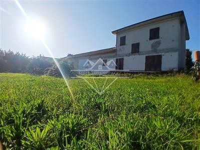 casa indipendente in vendita a Carrara in zona Nazzano