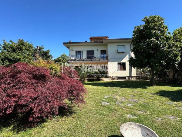 appartamento in vendita a Carrara in zona Battilana
