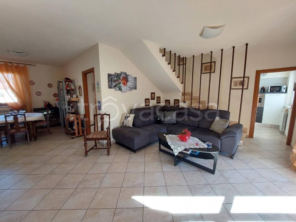 casa indipendente in vendita a Carrara in zona Avenza