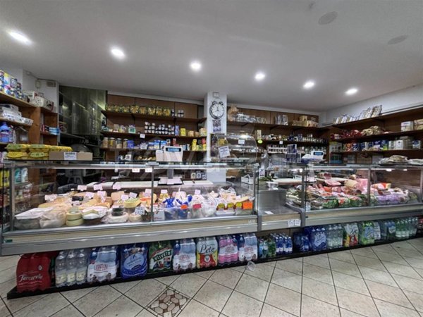 negozio in vendita a Carrara in zona Marina di Carrara