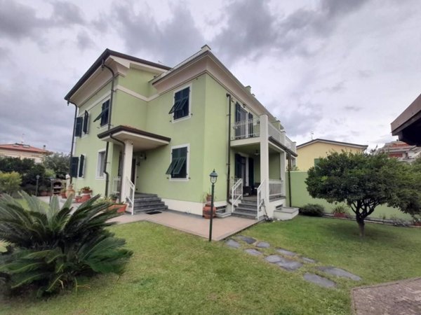 casa indipendente in vendita a Carrara in zona Sant'Antonio