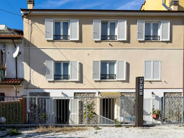 appartamento in vendita a Carrara in zona Avenza